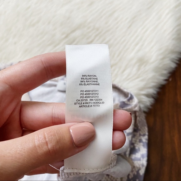 NEW Aritzia Babaton Everyday T-Shirt in Light Grey/Smoke - Picture 7 of 7